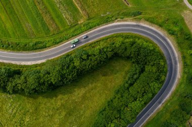 Virajlı yollar ve tehlikeli virajlar, kuş bakışı serpentin yollar. yeni