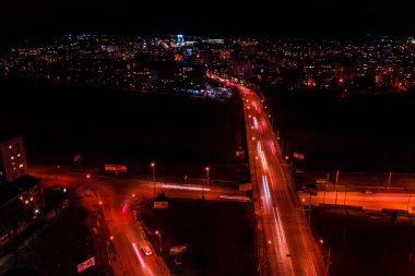 İvano-Frankivsk şehrinde gece sokakları, otoyol ve araba trafiği, araba trafiğinin ışıkları, cadde manzarası.