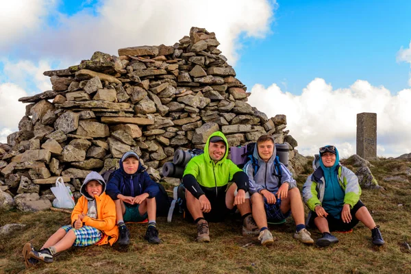 山の上に大きな幸せな家族 山への家族旅行 子供たちとの観光休暇 カルパチア山脈とメンホール山の頂上 2020 — ストック写真