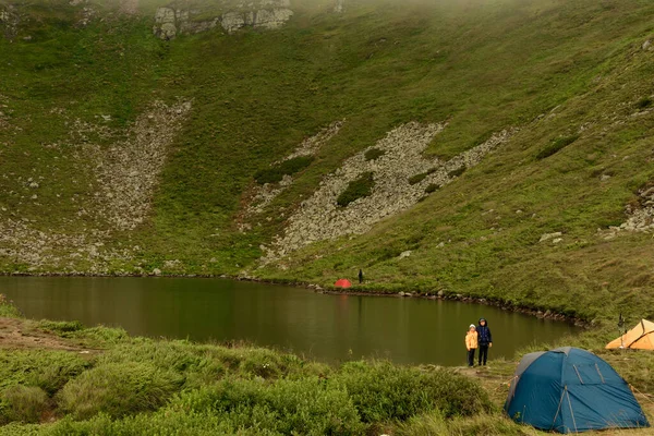 Twee Jongens Staan Aan Het Water Twee Broers Kijken Naar — Stockfoto