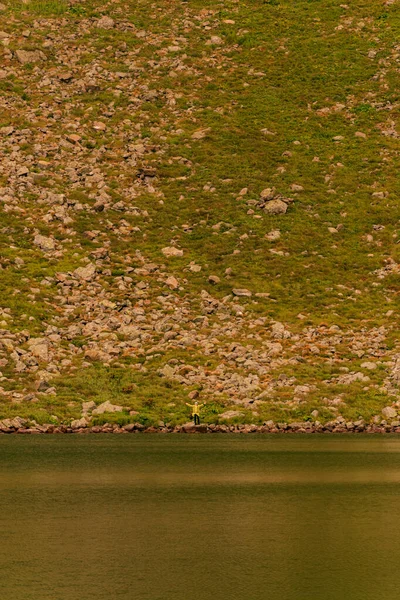 2人の男の子が水のそばに立っている 2人の兄弟が湖を見ている 水の中の反射 高山湖Brebeneskul 2020 — ストック写真