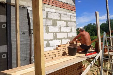 Üstat ön tuğladan döşeme, evin ısıtması, yazları inşaat işleri.