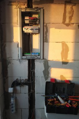 Elektrik santrali ve santrale kablolar, eve elektrik kurulumu. Yeni