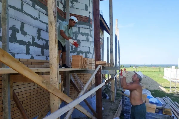 Trabalhador Joga Tijolos Outro Trabalhador Trabalho Construção Uma Área Privada — Fotografia de Stock