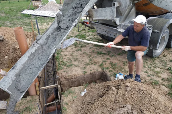 Hendeğe Bir Mikserle Çimento Dökmek Yazın Inşaat Işi Yeni — Stok fotoğraf