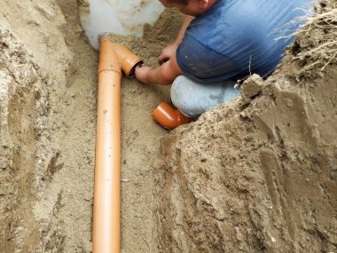 Kırsaldaki büyük bir çilingir tarafından bir lağım borusu tedarik ediliyor. 2019