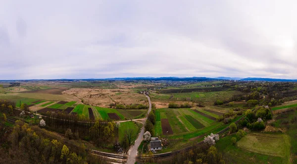 Panoramisch Uitzicht Het Bergdorp Het Karpaten Dorp Oekraïne Wegen Landbouwvelden — Stockfoto