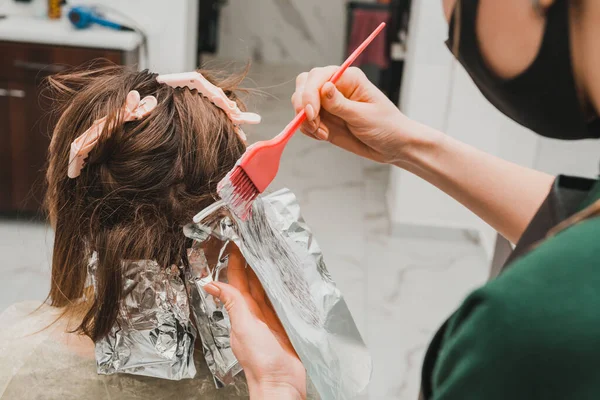 Beginning Hair Coloring Coloring Technique Balayag Hair Bleaching Applying Paint — Stock Photo, Image