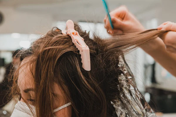 Coloración Del Cabello Durante Período Cuarentena Cliente Peluquero Máscaras Decoloración — Foto de Stock