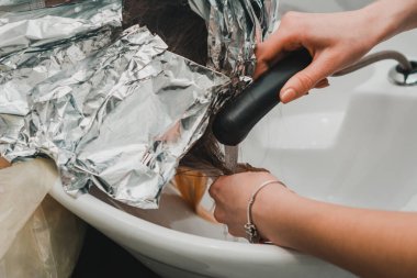 Kuaförden saç boyası yıkamak, saçtan folyo çıkarmak. yeni
