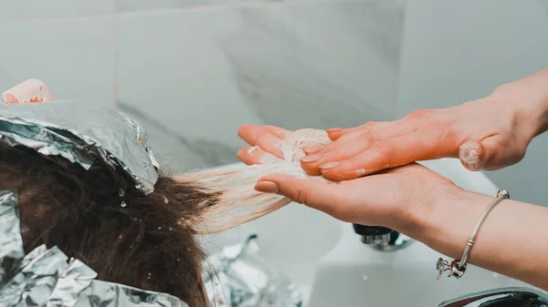 Lavando Tinte Para Cabello Peluquería Quitando Papel Aluminio Del Cabello —  Fotos de Stock