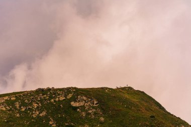 Görkemli Karpatlar, Ukrayna dağlarının tüm huzur ve sessizliği, güzelliği ve ihtişamı içinde. yeni