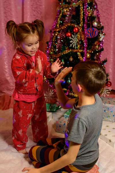 Geschwister Öffnen Weihnachtsgeschenke Der Nähe Des Weihnachtsbaums Heiligabend Glückliche Kinder — Stockfoto