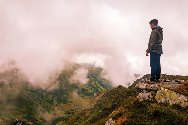 カルパチア山脈 自然と孤独のリラクゼーションと楽しみの背景にある1つの観光客 新しい — ストック写真