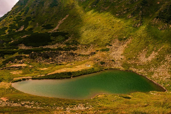 カルパチア山脈のアルパイン湖ウクライナで最も高い湖ブレベンスケル 新しい — ストック写真