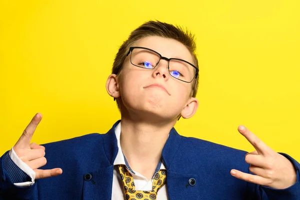 黄色の背景に大人のスーツの魅力的な少年 大人の生活についての子供の想像力 新しい — ストック写真
