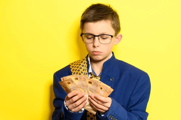 Niño Años Con Traje Adulto Sobredimensionado Sostiene Euro Retrato Niño — Foto de Stock