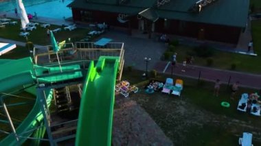 Stryi, Ukrayna 7 Ağustos 2020 Shepel dinlenme merkezi, yüzme havuzlu küçük bir su parkı, aile tatili.