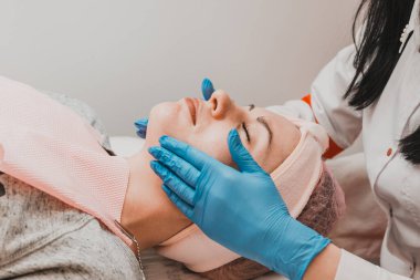 Ultrasonik temizlik işleminden önce yüzü yıkamak, iyileşme süreci ve yüz derisinin tazeliği. yeni