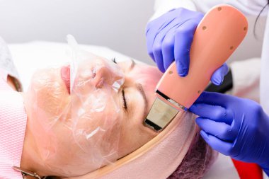 Ultrasonik fırçayla yüz temizleme, nemlendirici, onarıcı ve pürüzsüz kırışıklıklar..