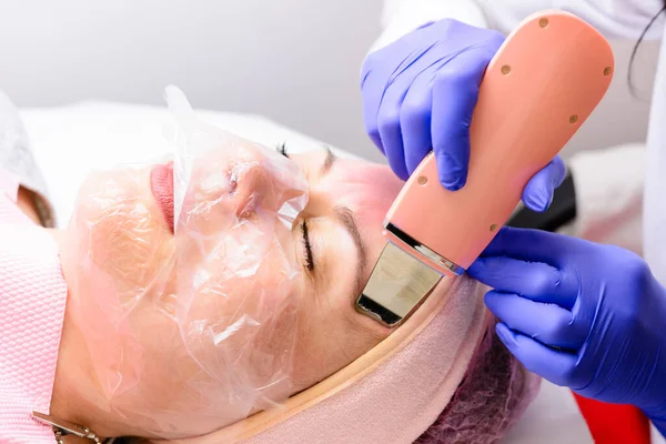 Facial cleansing with an ultrasonic scrubber, moisturizing, restoring and smoothing wrinkles.