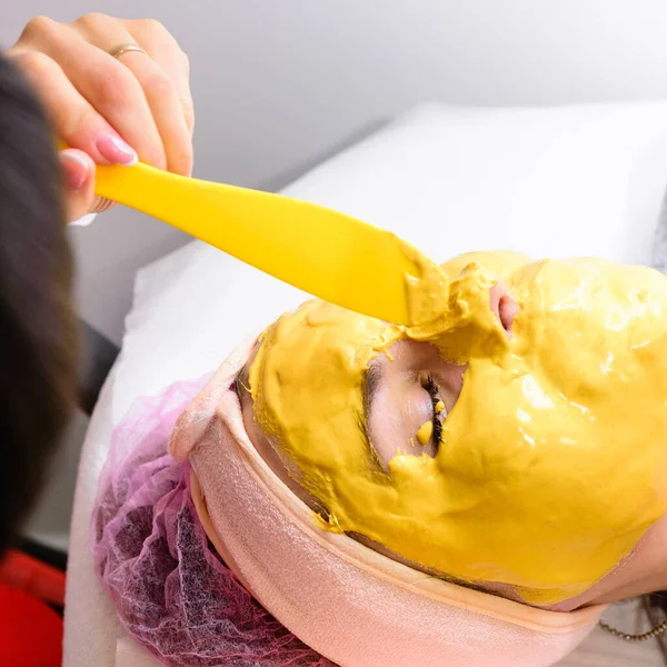 Spa Behandlingar Skönhetssalong Hand Professionell Kosmetolog Tillämpa Guldmask Kundens Ansikte — Stockfoto