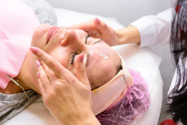 Massaggio Facciale Presso Estetista Alla Reception Visita Salone Bellezza Senso — Foto Stock