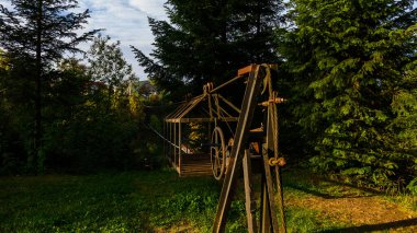 Pistyn köyü Ukrayna 10 Ekim 2020: Dağ nehrini geçmek için bir halatla bir sepet el işi mekanizması, Pistyn köyünde bir tabut için geçmek. yeni