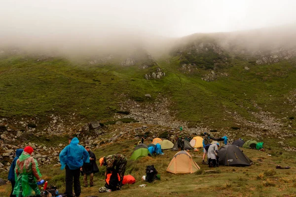 カルパチア人 ウクライナ2020年8月24日 観光客は山の中で雨の後に霧を見て 湖でテントキャンプ テントの中で観光客 新しい — ストック写真