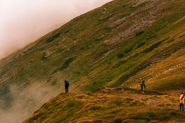 Turistas Montanhas Cume Montenegrino Paisagens Intermináveis Silêncio Das Montanhas Novo — Fotografia de Stock