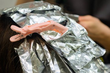 Kuaförde saç boyama, saç beyazlatma. yeni