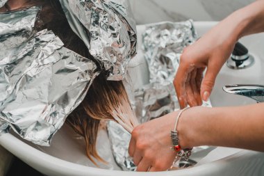 Kuaförden saç boyası yıkamak, saçtan folyo çıkarmak. yeni