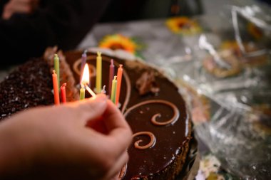 Renkli yanan mumlu pasta, tatil ve ruh hali. yeni