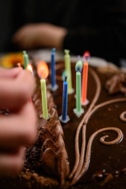 Renkli yanan mumlu pasta, tatil ve ruh hali. yeni