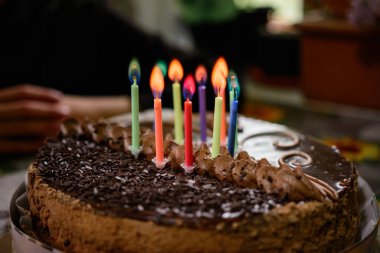 Mumlu çikolatalı doğum günü pastası, pastada mumlar. yeni