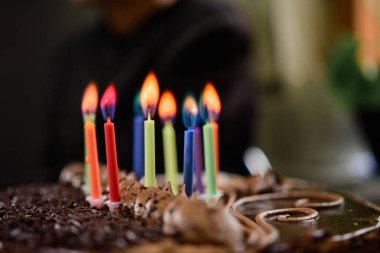 Bayram pastasında renkli mumlar yakmak, çocuğun onuncu yıldönümü. yeni