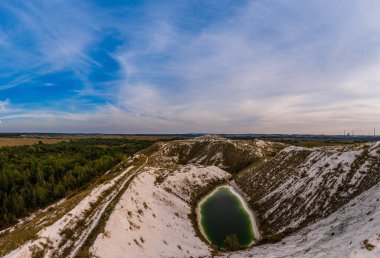 Fosfor ve alçıtaşı atıklarından oluşan beyaz dağlar, endüstriyel atıklar dağları oluşturdu, Ukrayna 'da iş faaliyetleri. yeni