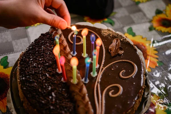 Torta Compleanno Cioccolato Con Candele Accendendo Candele Sulla Torta Nuovo — Foto Stock