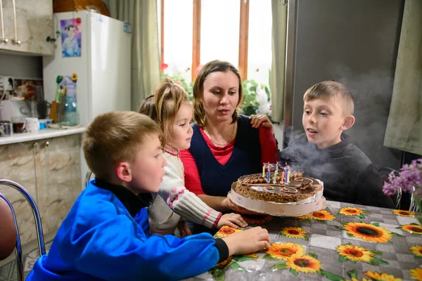 Kinder Pusten Kerzen Auf Eine Namenstorte Ein Köstliches Dessert Zum — Stockfoto