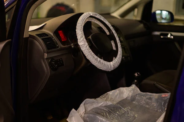 Diagnóstico de computador do computador a bordo no carro em uma concessionária de carro. — Fotografia de Stock