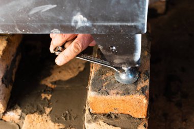 Evde su devresi olan büyük metal bir şömine, ısıtma için karlı bir şömine. yeni