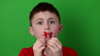 Çocuk dişlerin üzerine bir tabak koyar, hizalar ve dişlerin bakımı, kalıcı dişlerin kıvrımlarının hizalanması..