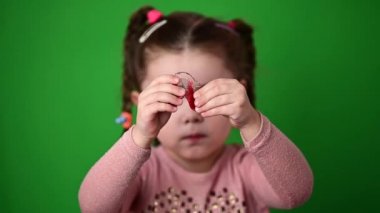 9 yaşındaki bir çocuk elinde diş hizalama plakası, iğrenç bir şey ve diş hizalama plakası tutuyor..