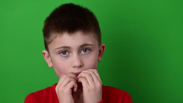 Het kind legt een plaat op de tanden, uitlijning en verzorging van de tanden, uitlijning van de krommen van permanente tanden. — Stockvideo