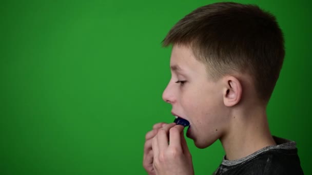 Anak menempatkan piring pada gigi melengkung atas, menyelaraskan kurva gigi atas. — Stok Video