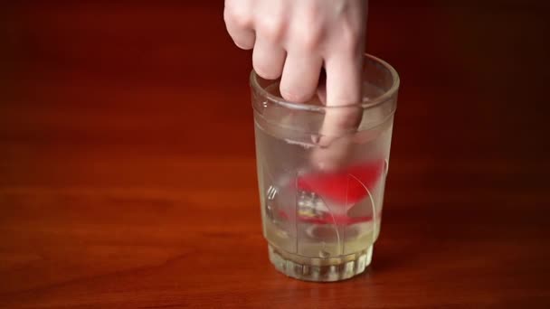 Lagerung der Zahnplatte in Wasser, der Zahnplatte in einer speziellen Lösung zur Abtötung von Bakterien. — Stockvideo