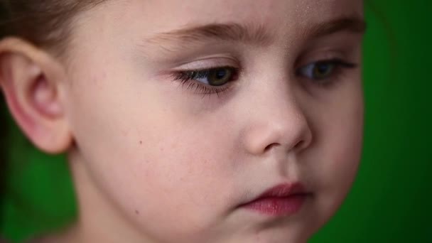 El niño parpadea sus ojos, video de cerca, niños pestañas largas en los párpados. — Vídeos de Stock