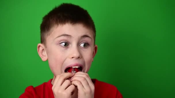 El niño pone la placa en los dientes curvos superiores, alineando las curvas de los dientes superiores. — Vídeos de Stock