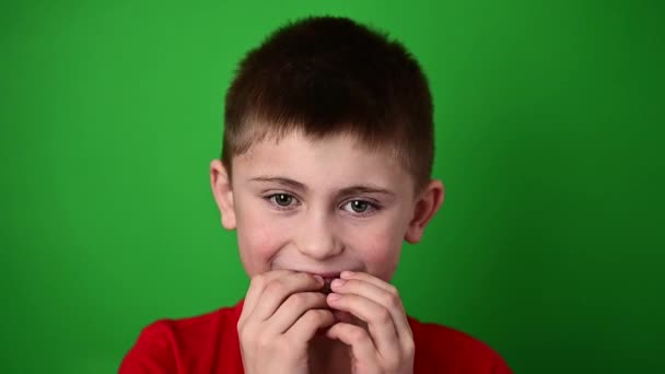 Ребенок ставит пластину на верхние изогнутые зубы, выравнивая кривизну верхних зубов. — стоковое видео