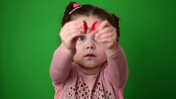 Het kind onderzoekt en demonstreert een gebit plaat om kromme tanden recht te zetten. — Stockvideo